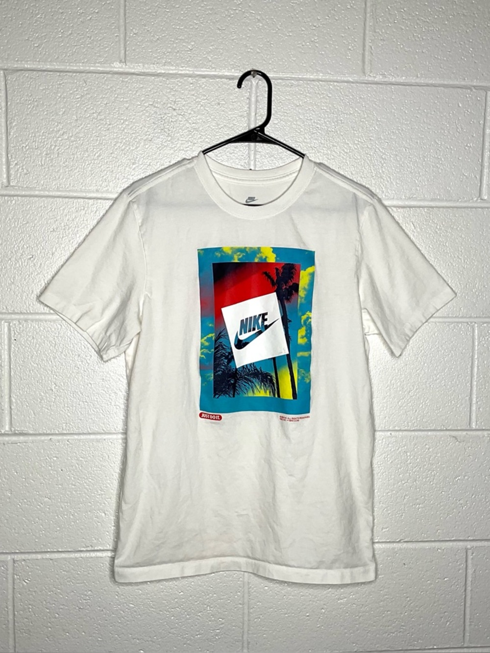 < The Nike Tee Heatwave Photo Short Sleeve Shirt > - Picture 2 of 5